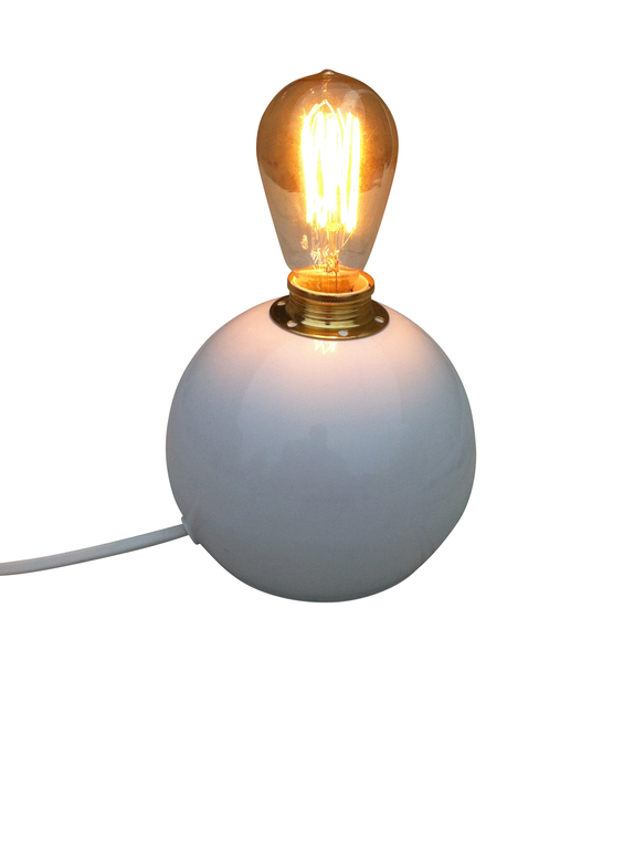 Bordlampe Klotet Hvid med messingdetaljer Eklunds Metall