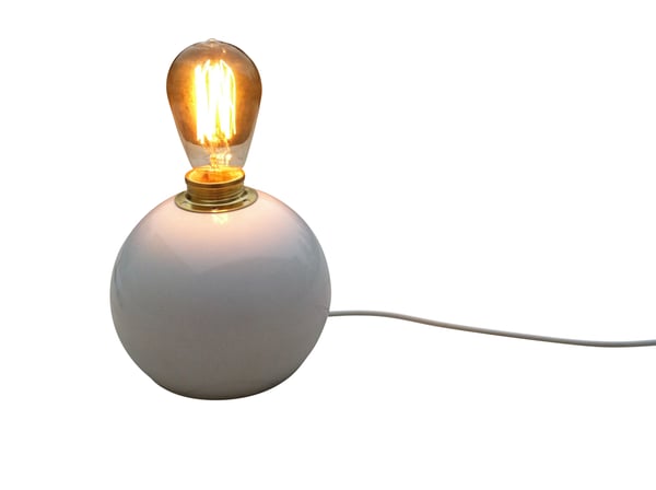 Bordlampe Klotet Hvid med messingdetaljer Eklunds Metall