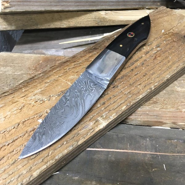 PreMax PX-76 käsintehty damaskiteräinen metsästysveitsi – 352 kerrosta 15N20/1095, HRC 58, 102 mm terä, 115 mm kahva