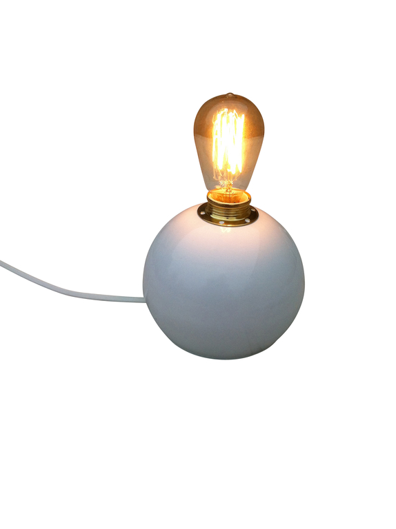 Bordlampe Klotet Hvid med messingdetaljer Eklunds Metall