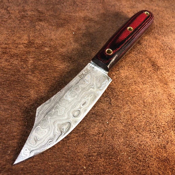 PreMax PX-08 käsintehty damaskiteräinen metsästysveitsi micarta-kahvalla – micarta- ja messinkikahva, pisarakuvioinen damaskiteräs, 352 kerrosta