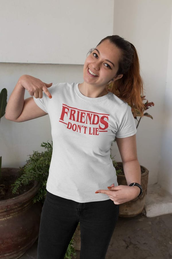 Dam Vit T-shirt inspirerad av Stranger things Friends don't lie