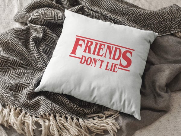 Friends don't lie - Stranger things kuddfodral 50x50 cm
