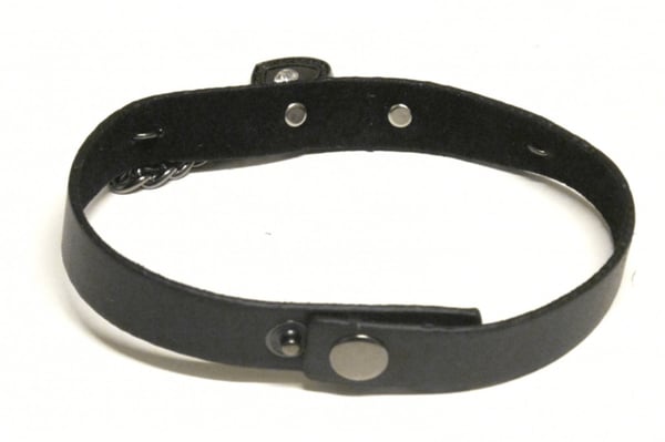 Sort choker med kæde og hjertevedhæng