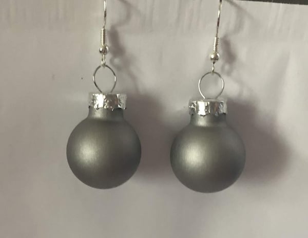 Silver Örhängen till Jul / Christmas - Grå Matta Julkulor