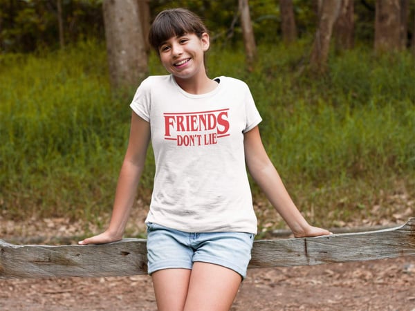 Barn vit T-shirt inspirerad av Stranger things Friends don't lie