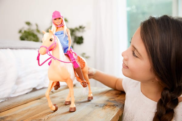 Barbie-nukke hevosella
