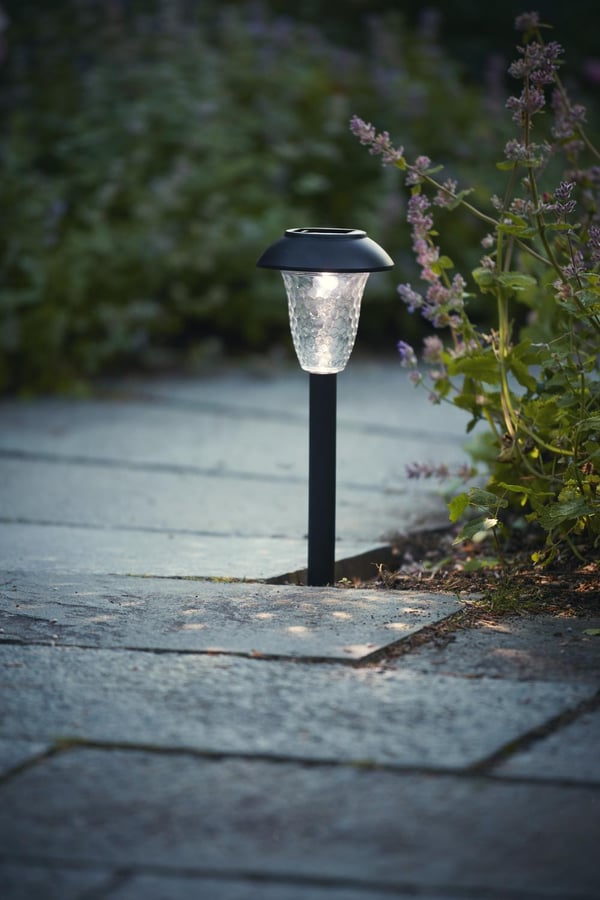 Aurinkoenergialla toimiva polkuvalo Lucas kuplivassa akryylilasissa