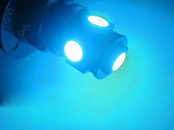 T10 w5w LED-polttimot, joissa 5 kpl jäänsinistä 5050SMD-sirua, 12V DC, 10 kpl pakkaus.