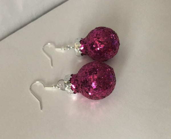 Silver Örhängen till Jul / Christmas - Cerise Glittriga Julkulor
