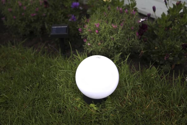 Aurinkoenergialla toimiva puutarhapallo 15 cm. LED