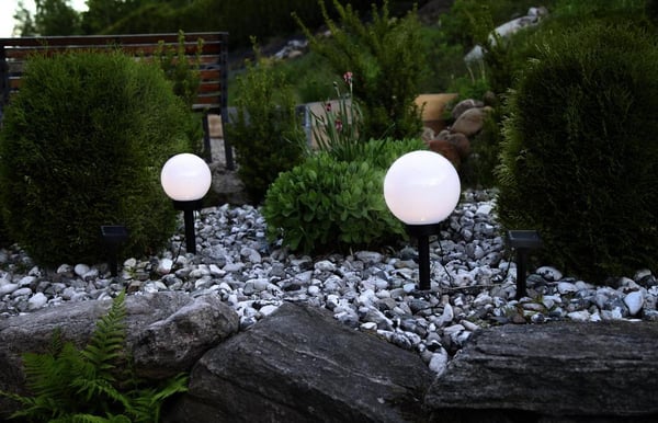 Aurinkoenergialla toimiva puutarhapallo 15 cm. LED
