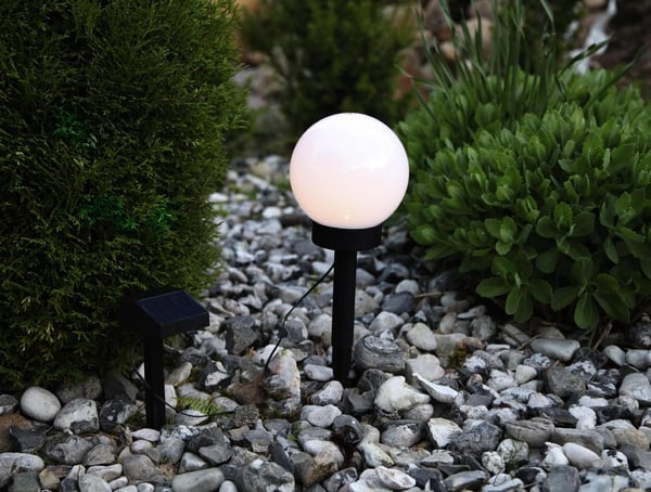 Aurinkoenergialla toimiva puutarhapallo 15 cm. LED