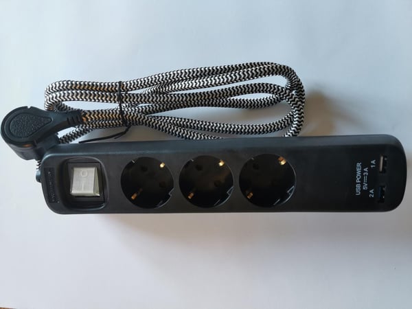 Jatkojohto kahdella USB-liitännällä 1A+2A. Musta. Tekstiilijohto