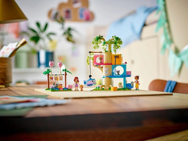 LEGO® Friends Kattefest og træhytte 42666