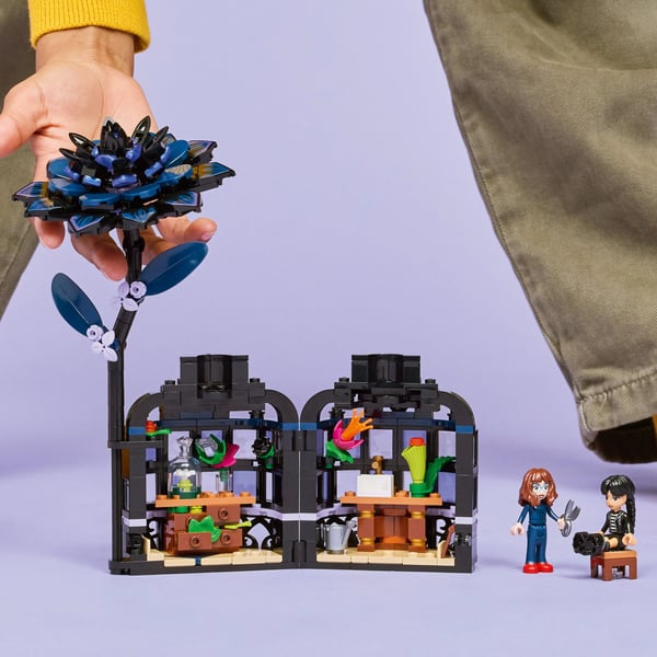 LEGO® Wednesday Sort dahlia 76784