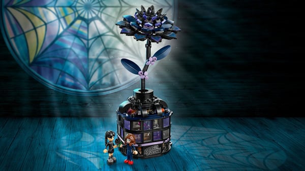 LEGO® Wednesday Sort dahlia 76784