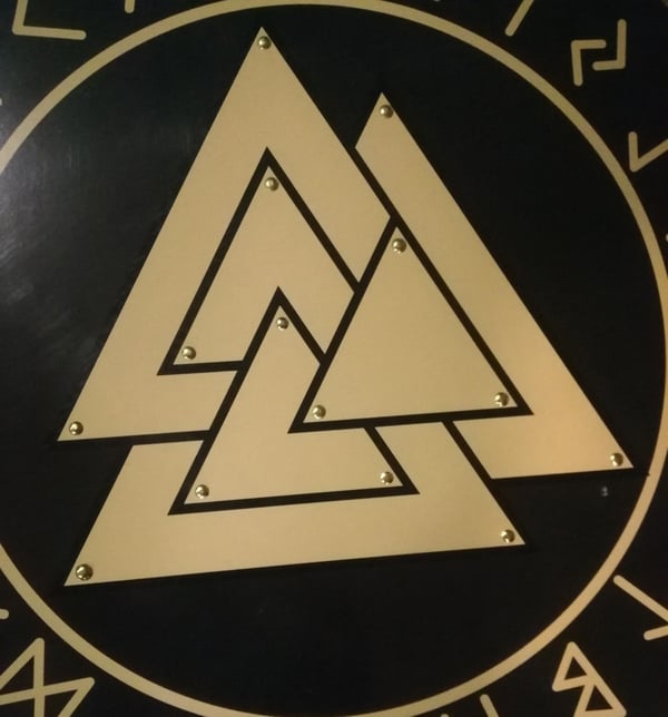Puinen Viking Valknut -solmu Slain käsintehdystä suojasta SWE21