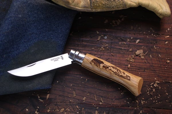 OPINEL NO8 ANIMALIA AMERICA BEAR OAK STEINLESS, Opinel fällkniv björnmotiv