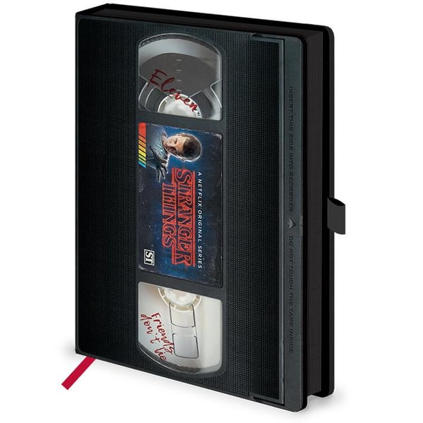 Muistikirja - Stranger Things 1 - näyttää VHS:ltä
