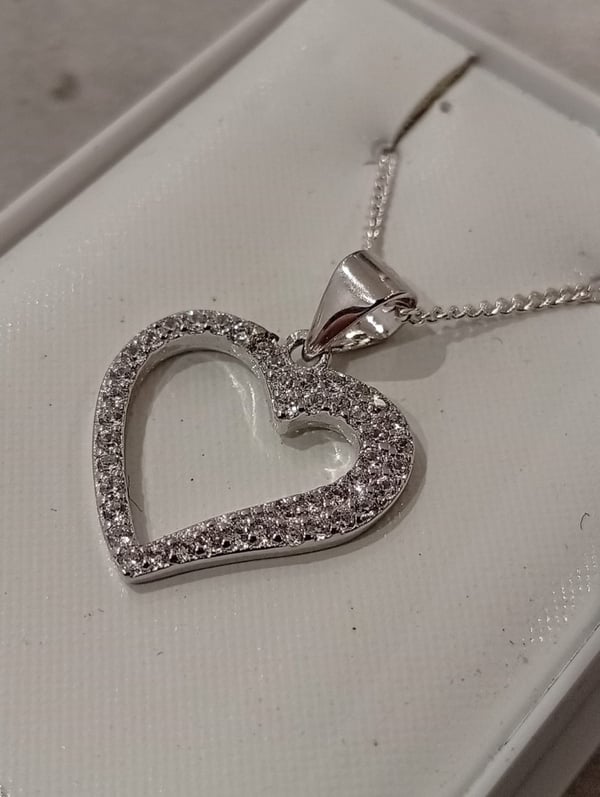 Ekte sølv Hjerte Halskjede prydet med Kubisk Zirkonia. Valentinsdag