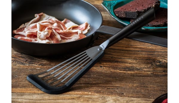 Stekspade med silikonkant Satake