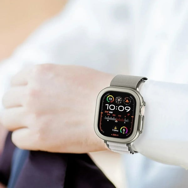Apple Watch Series 9 / 8 / 7 45 mm klokkeveske med halv dekning, hul støtbestandig og metallrammedeksel - Flerfarget