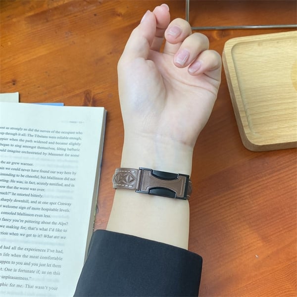 Urarmbånd i ekte lær Apple Watch Series 10 42 mm urrem med magnetisk dobbel C-spenne - Mørk Kaffe