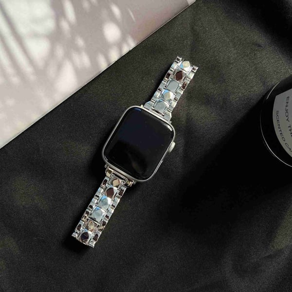 Apple Watch Series 8 (41 mm) klockarmband med tre pärlor i akryl - Silver