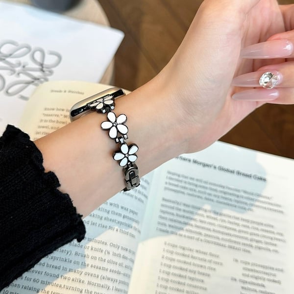 Armbånd til Apple Watch Series 41mm - 40mm - 38mm blomsterdesignet håndleddsrem i sinklegering - Hvit + Svart