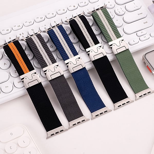 Nylonklokkearmbånd Apple Watch Series 41mm - 40mm - 38mm Stripe Design Fallskjermspenne - Blå + Hvit