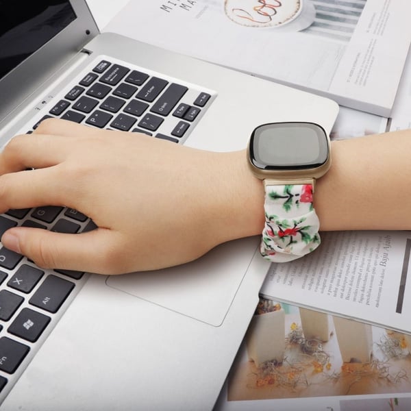Fitbit Sense 2 / Versa 4 elastisk urrem med stofmønster - Hvid / Rød Blomst