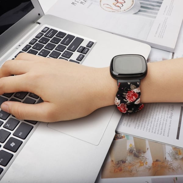 Fitbit Sense 2 / Versa 4 joustava kangaskuvioinen kellonhihna - Musta / Punainen Kukka