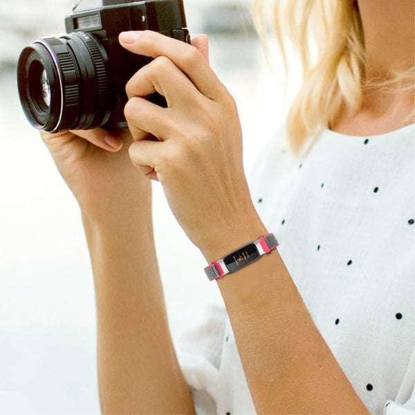 Fitbit Luxe nylonvevd klokkerem - Skinnende Rosa