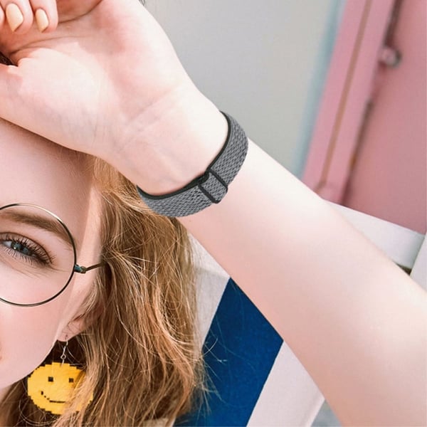 Fitbit Versa 2 / Versa Lite joustava kellonhihna säädettävällä soljella - Tummanharmaa