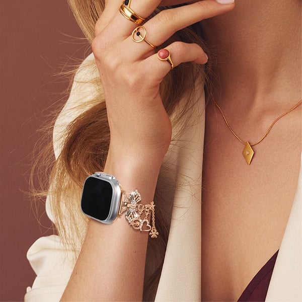 Apple Watch Series 8 (41 mm) klokkerem med flere anheng - Rose Gull