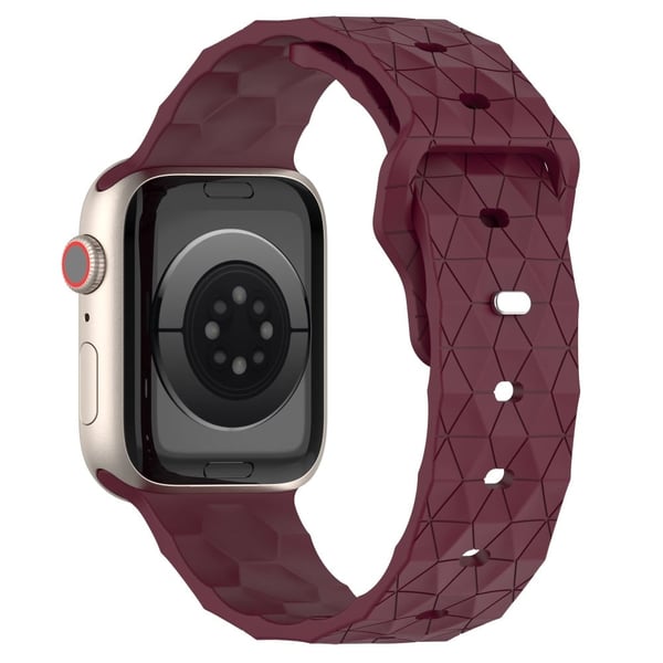 Apple Watch Series 8 (45 mm) / Watch Ultra silikonrem med fotballmønster - Vinrød Apple Watch Series 8 (45 mm) / Watch Ultra silikonrem med fotballmønster - Vinrød