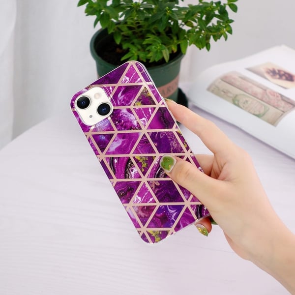 Marble iPhone 15 Plus Etui - Electroplated Lilla Klinkekule
