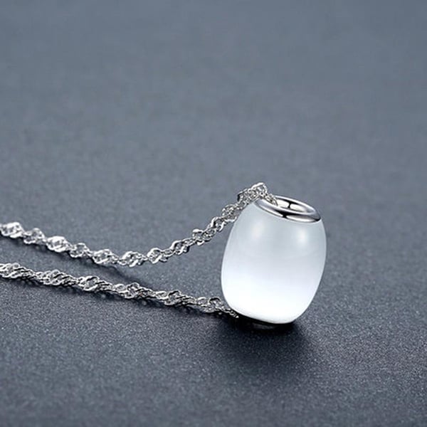 Silverfärgat halsband med kedja och strass