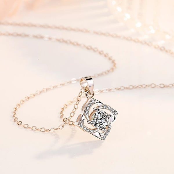 Silverfärgat romb halsband med kedja och strass