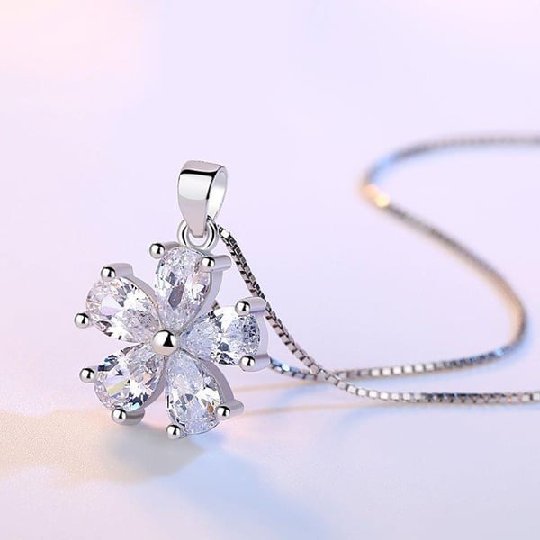 Blomster halskæde - sølvfarve med rhinestone