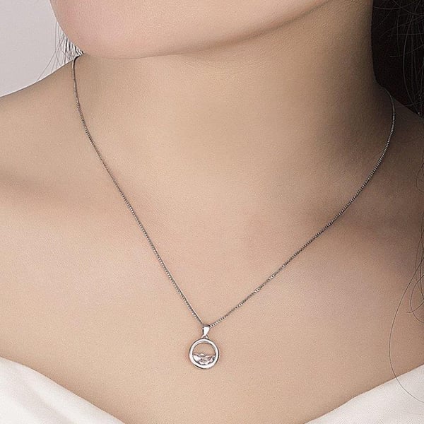 Silverfärgat halsband med kedja och strass