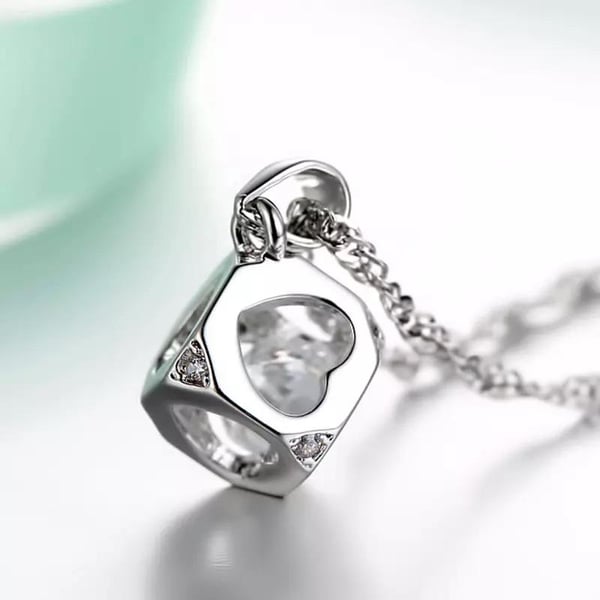 Love cube halskæde - sølvfarve med hvid rhinestone