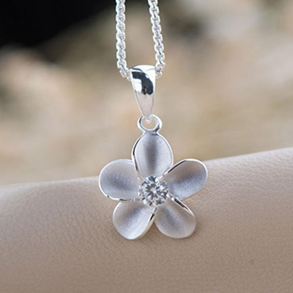 Blomsterhalskæde - sølvfarve med hvid rhinestone