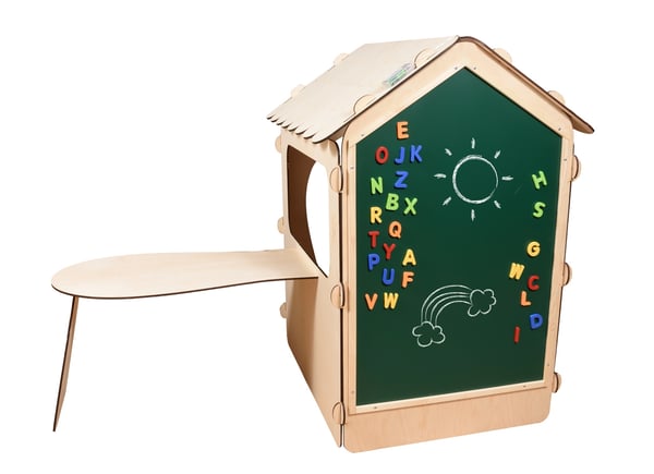 Trebarnehus med svart tavle og bord
