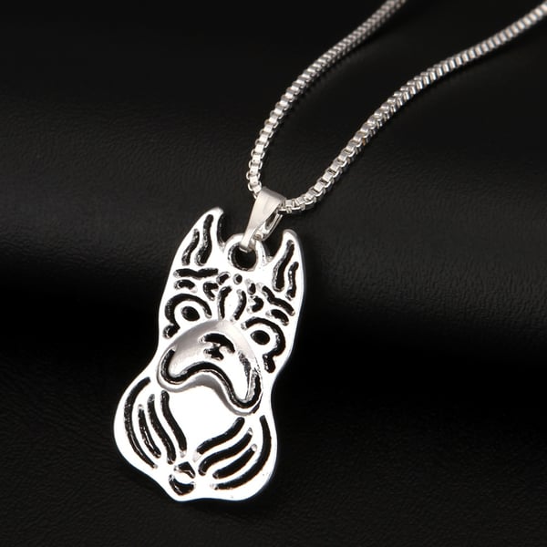 Gulligt Silver Halsband med ett hänge i form av en Hund / Dog - Boxer - Silverpläterat