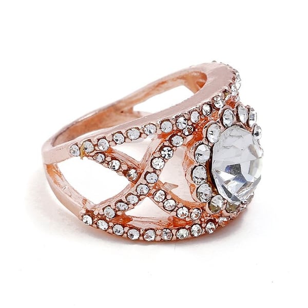 Vacker Ring i Rosé Guld Färg med många Glittriga Kristaller / Strass - Stl 17