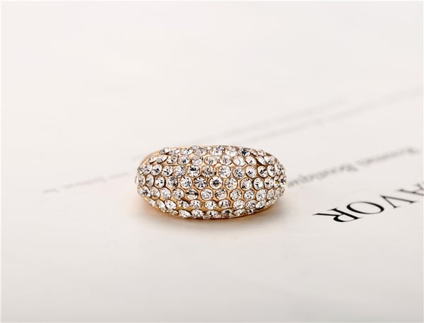 Vacker Ring i Guld Färg med många Glittriga Kristaller / Strass - Stl 18