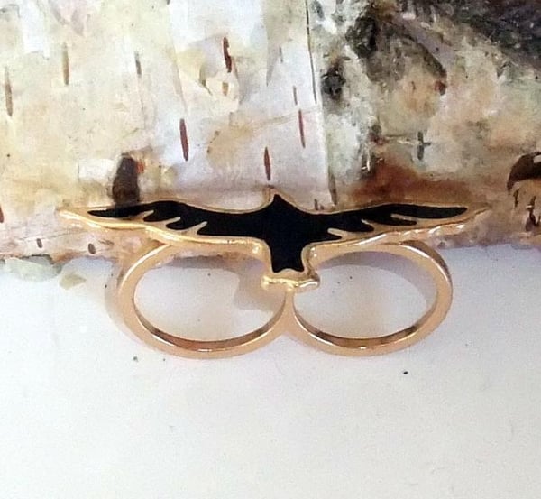 Fashion Ring / Dubbelring / 2-Fingerring i Guld Färg med Svart Fågel - Stl 17/18