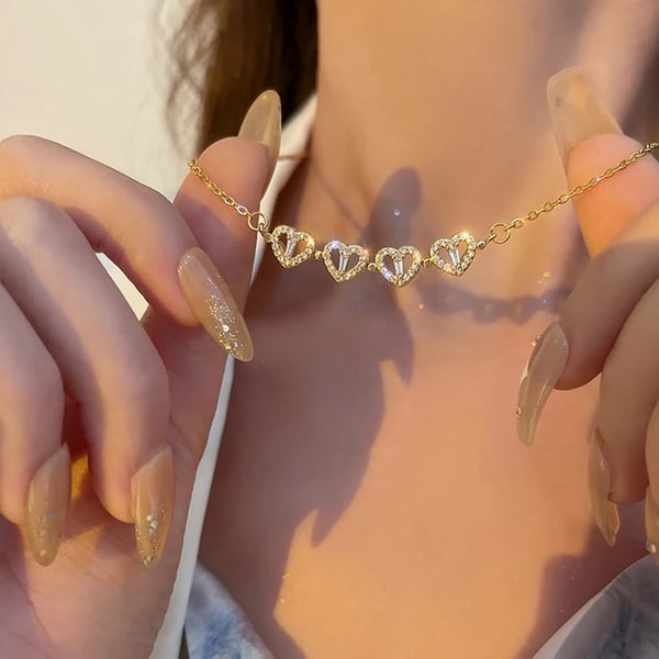 Magnetiskt Guld Halsband i Rostfritt Stål - Fyrklöver / Hjärta med Rhinestones